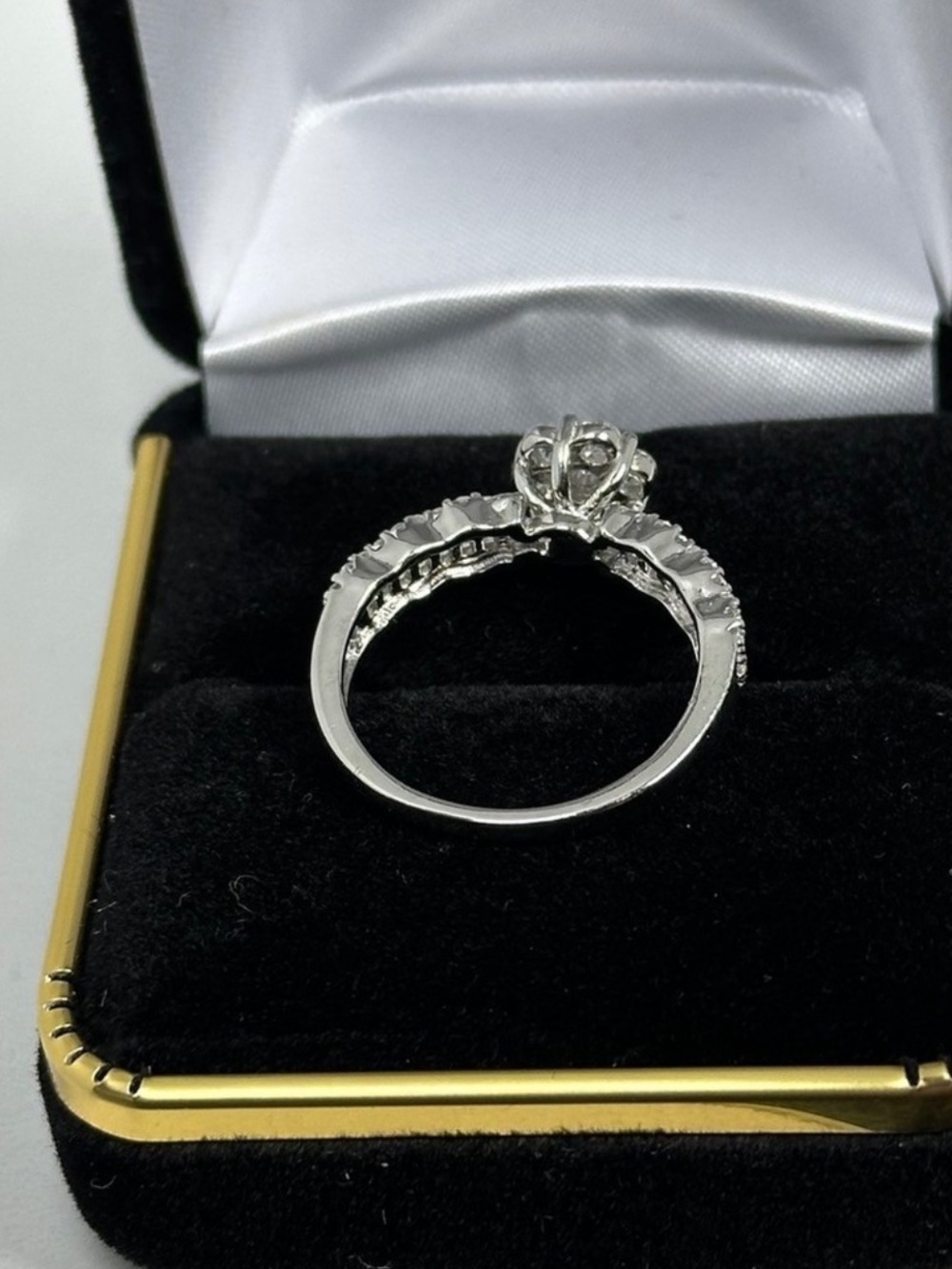 925 Silver Floral Crystal
Cluster Ring - White Sz7 - Picture 9 of 17